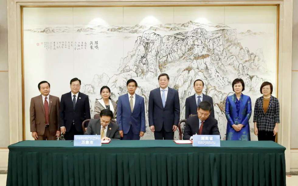 BB贝博艾弗森环境向老挝万象捐赠7台环卫装备，助力“一带一路”建设