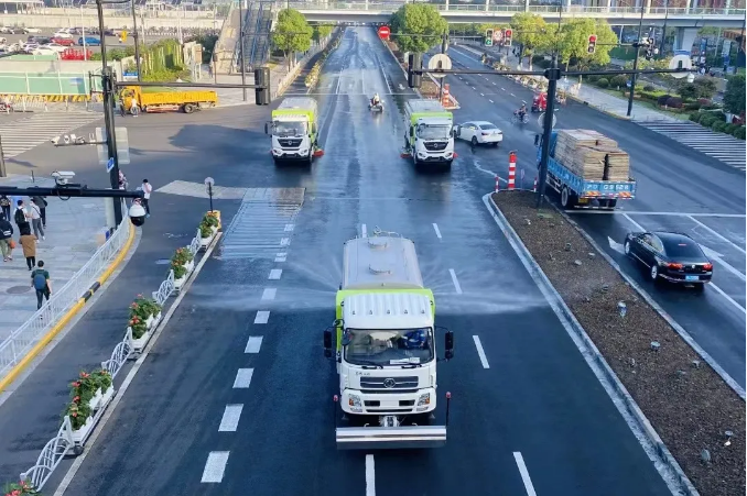 路面见本色丨BB贝博艾弗森环境新能源环卫装备服务上海进博会！